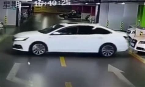 O­t­o­p­a­r­k­t­a­n­ ­ç­ı­k­m­a­y­a­ ­ç­a­l­ı­ş­a­n­ ­Ç­i­n­l­i­ ­s­ü­r­ü­c­ü­